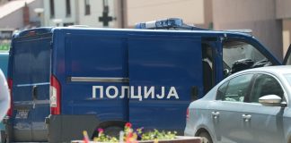 Napao policajca mačetom u centru grada: izrečena gotovo minimalna kazna Sudnica i policijski znak u pozadini