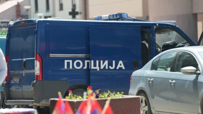 Sudnica i policijski znak u pozadini