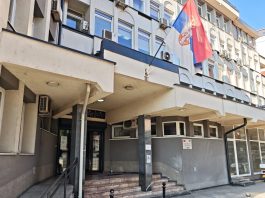 Protest ispred Osnovnog suda u Novom Pazaru zbog Rogozne
