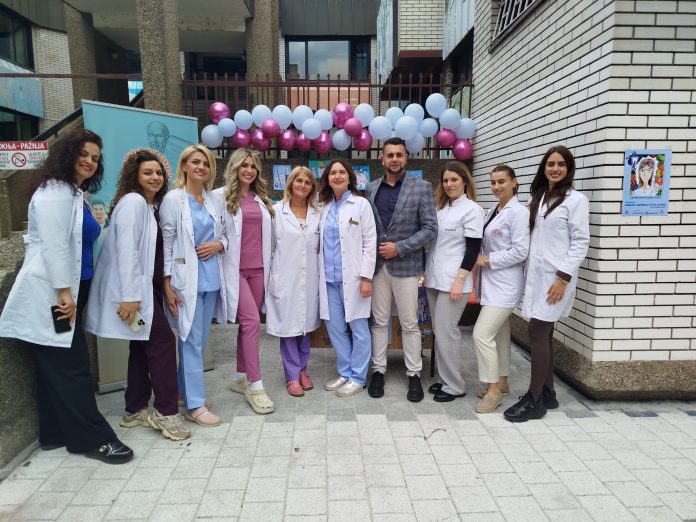 Djeca na štandu povodom Nedjelje oralnog zdravlja ispred Doma zdravlja