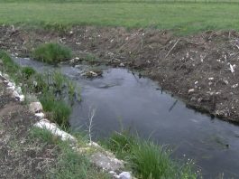 Kamioni i dim iznad reke Jablanice nakon odlaganja otpada