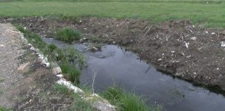 Nova divlja deponija kod Jablanice: smeće se odlaže nadomak kuća, reke i stoke Kamioni i dim iznad reke Jablanice nakon odlaganja otpada