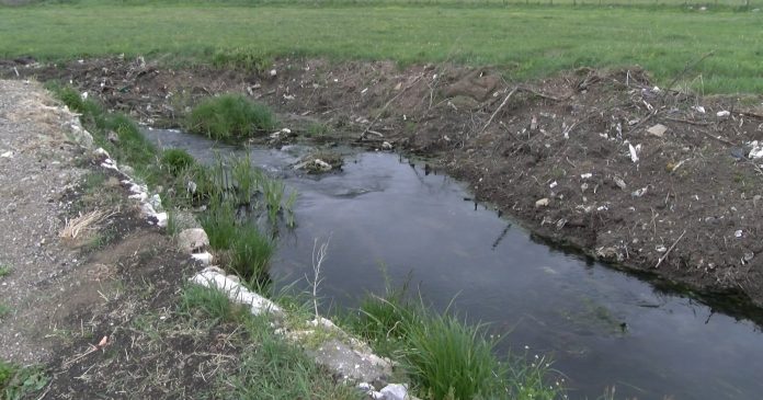 Kamioni i dim iznad reke Jablanice nakon odlaganja otpada