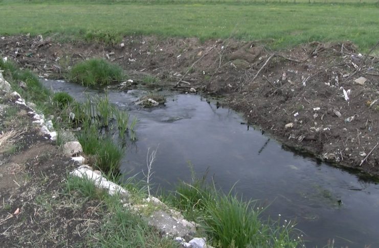 Kamioni i dim iznad reke Jablanice nakon odlaganja otpada