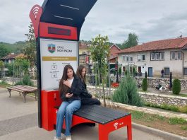 Solarna pametna klupa u centru Novog Pazara