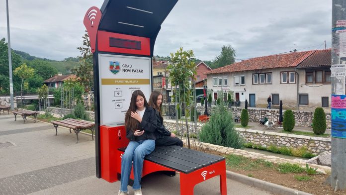 Solarna pametna klupa u centru Novog Pazara