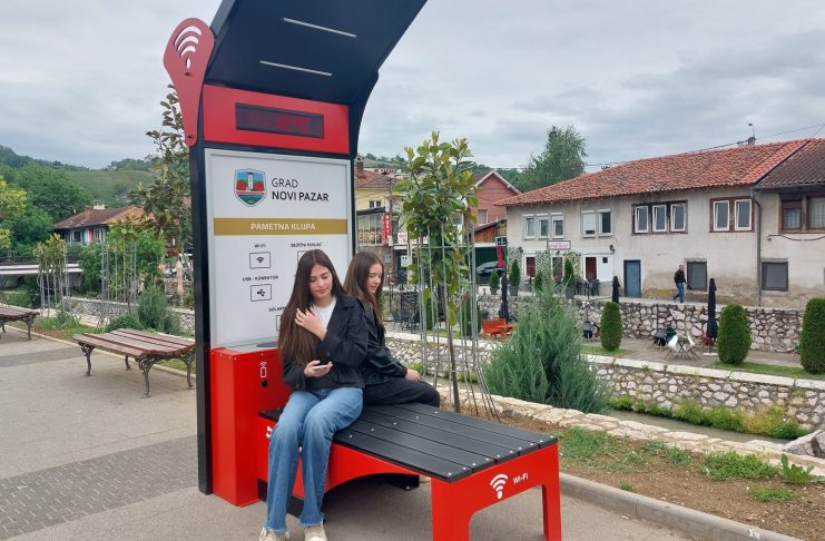 Solarna pametna klupa u centru Novog Pazara
