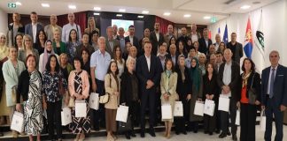 Novi Pazar: prijem za penzionisane prosvetne radnike Grad Novi Pazar upručuje poklone penzionisanim prosvetnim radnicima na prijemu
