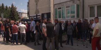 Od podrške do tužbe: Meštani Goveđaka poručuju da ih sudski postupci neće pokolebati Meštani Goveđaka okupljeni tokom protesta zbog deponije