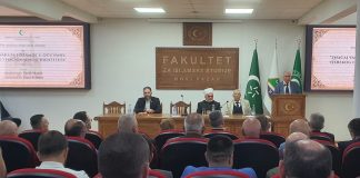 Otvorena manifestacija povodom 500 godina Altun-alem džamije u Novom Pazaru Tribina tokom otvaranja manifestacije povodom jubileja Altun-alem džamije u Novom Pazaru