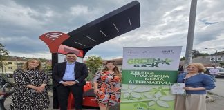 Pametna solarna klupa u Novom Pazaru: građani već koriste pogodnosti Solarna pametna klupa u centru Novog Pazara sa Wi-Fi i mogućnošću punjenja uređaja