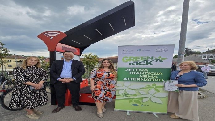 Solarna pametna klupa u centru Novog Pazara sa Wi-Fi i mogućnošću punjenja uređaja