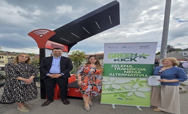Solarna pametna klupa u centru Novog Pazara sa Wi-Fi i mogućnošću punjenja uređaja