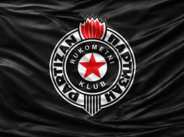 Logo Partizana i rukometna lopta na terenu tokom finala
