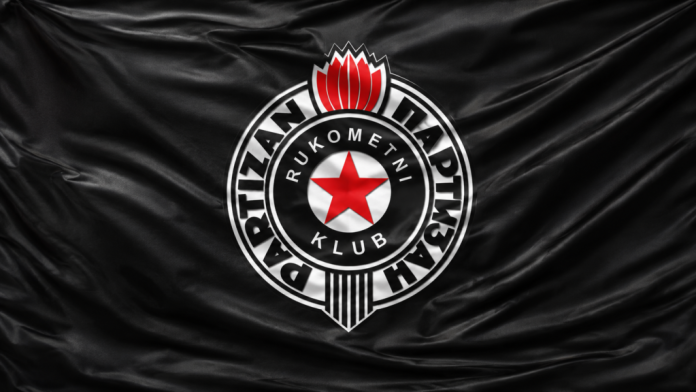 Logo Partizana i rukometna lopta na terenu tokom finala