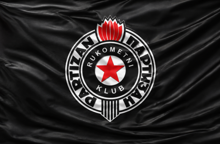 Logo Partizana i rukometna lopta na terenu tokom finala