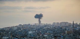 Pet Palestinaca ubijeno u izraelskim napadima na Gazu Dim i razaranja nakon izraelskih napada u Pojasu Gaze