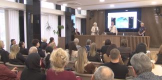 Priznanja medicinskim sestrama u Novom Pazaru Medicinske sestre i tehničari u Novom Pazaru tokom dodele priznanja
