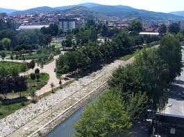 Promenljivo oblačno vreme sa sunčanim intervalima i mogućim pljuskovima u brdsko-planinskim predelima
