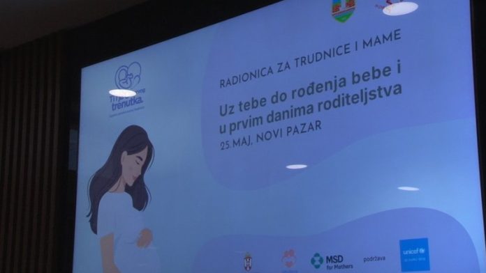 Stručnjaci i učesnice na radionici za trudnice i mame u Novom Pazaru