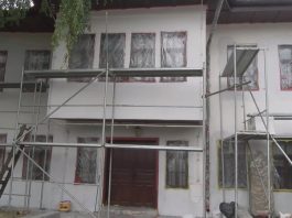 Radnici na obnovi fasade Muzeja „Ras“ u Novom Pazaru