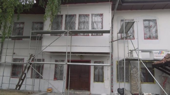 Radnici na obnovi fasade Muzeja „Ras“ u Novom Pazaru