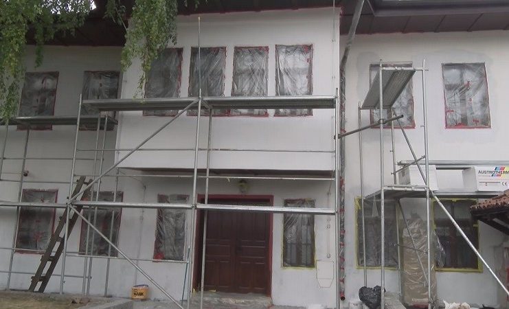 Radnici na obnovi fasade Muzeja „Ras“ u Novom Pazaru