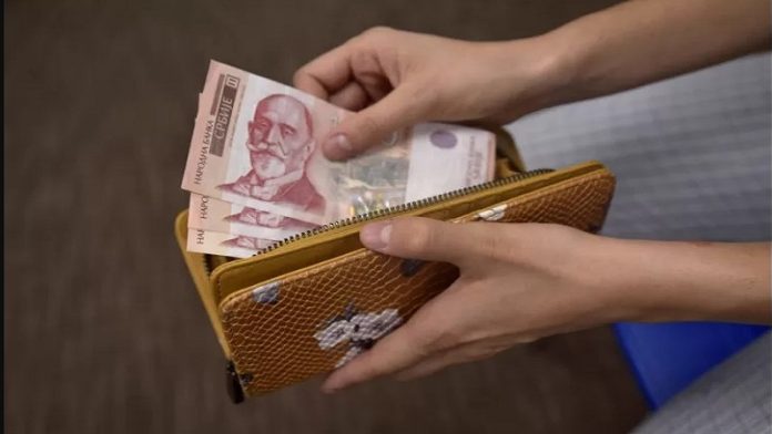 Građanin proverava rok za uplatu druge rate poreza na imovinu