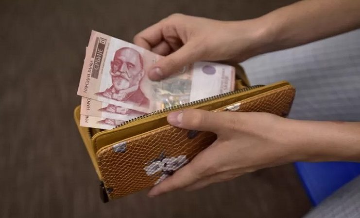 Građanin proverava rok za uplatu druge rate poreza na imovinu