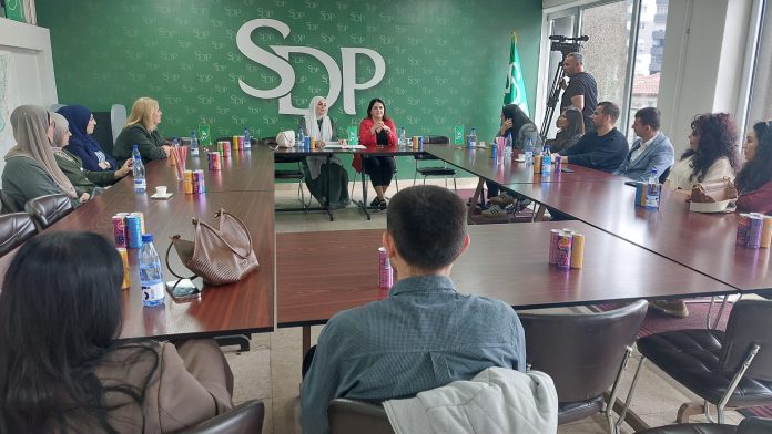 Učenici na pripremnoj nastavi za malu maturu u prostorijama SDP-a