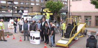Simulatori sudara opomenuli Novopazarce Građani isprobavaju simulator čeonog sudara na akciji bezbednosti saobraćaja u Novom Pazaru