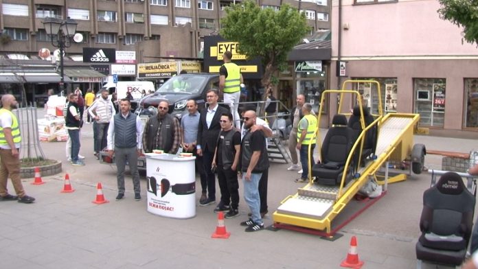 Građani isprobavaju simulator čeonog sudara na akciji bezbednosti saobraćaja u Novom Pazaru