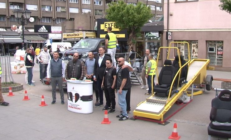 Građani isprobavaju simulator čeonog sudara na akciji bezbednosti saobraćaja u Novom Pazaru