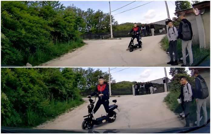Dečak na električnom trotinetu zamalo izbegao udar automobila u Novom Pazaru (ilustracija na osnovu snimka)