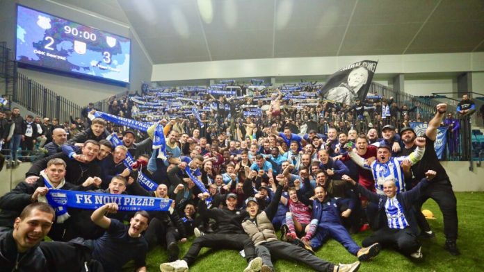 Navijači FK Novi Pazar sa plavim zastavama na putu ka Zaječaru