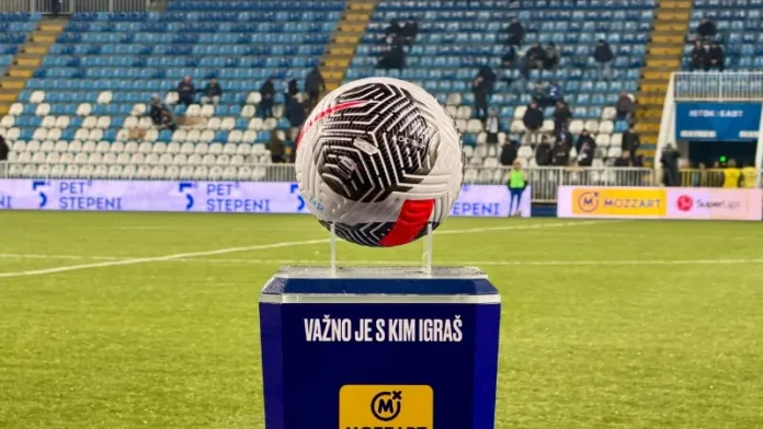 Fudbalske lopte i dresovi uoči poslednjeg kola plej-auta Superlige Srbije