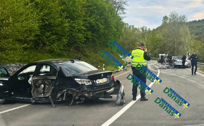 Policija i hitna pomoć na mestu teške saobraćajne nezgode na magistrali Novi Pazar–Raška