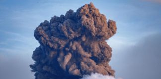 Tragedija na Dukonu: erupcija vulkana usmrtila planinare u Indoneziji Erupcija vulkana Dukono izbacuje pepeo i dim visoko iznad Halmahere