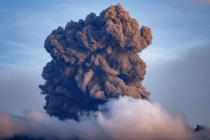 Erupcija vulkana Dukono izbacuje pepeo i dim visoko iznad Halmahere