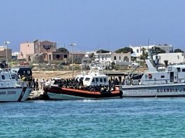 Italijanski patrolni čamac i pristanište na Lampedusi nakon spasavanja migranata