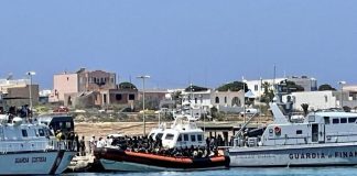 Tragedija na Lampedusi: beba umrla ubrzo po spasavanju migranata Italijanski patrolni čamac i pristanište na Lampedusi nakon spasavanja migranata