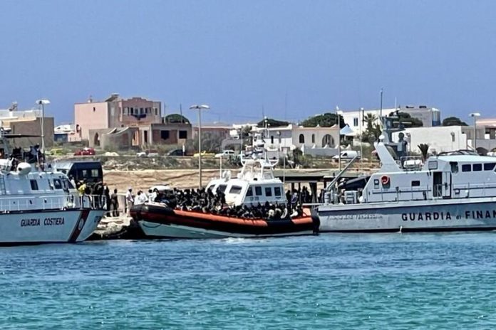 Italijanski patrolni čamac i pristanište na Lampedusi nakon spasavanja migranata