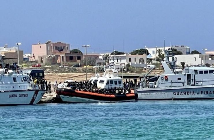 Italijanski patrolni čamac i pristanište na Lampedusi nakon spasavanja migranata
