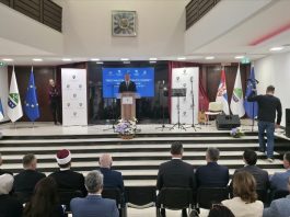 Učesnici Trećih naučnih sandžačkih susreta u Novom Pazaru na konferenciji o Sandžaku