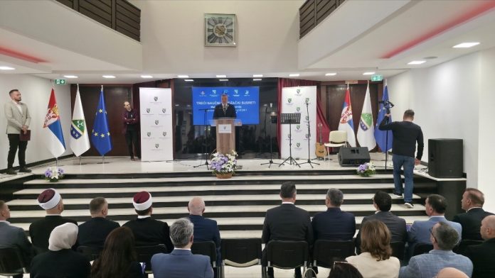 Učesnici Trećih naučnih sandžačkih susreta u Novom Pazaru na konferenciji o Sandžaku