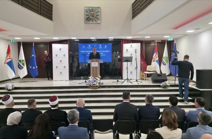 Učesnici Trećih naučnih sandžačkih susreta u Novom Pazaru na konferenciji o Sandžaku