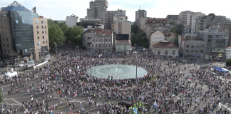 Vasiljević: Na protestu na Slaviji okupilo se oko 34.300 građana Policija obezbeđuje protest na Trgu Slavija u Beogradu