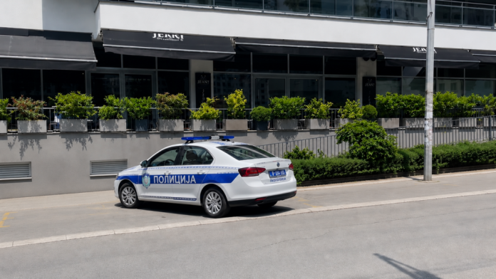 Policija i uviđaj nakon pucnjave na Novom Beogradu ispred restorana