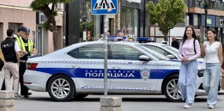(VIDEO) Velika policijska akcija u centru Novog Pazara: pod lupom trotineti i motociklisti Policija sprovodi kontrole u centru Novog Pazara na električnim trotinetima i drugim lakim vozilima