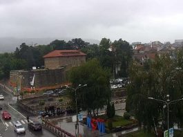 Promenljivo oblačno vreme sa kišom i vetrom u Srbiji